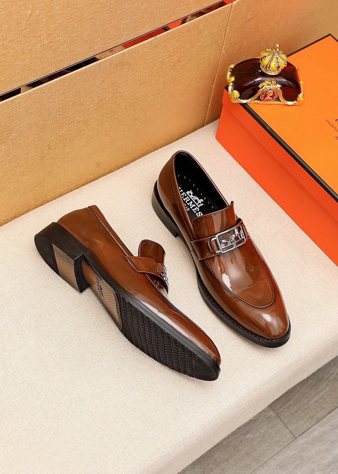 Men's shoes 💰480 💐 Product trademark: HERMES "Hermès" casual leather shoes Regular size: 38-44 (45🉑️customized) Product materials: Selected imported first-layer open-edge beaded cowhide upper + classic hardware buckle, imported water-dyed 🐂 cowhide lining. Strong three-dimensional visual effect, non-slip and wear-resistant combination outsole Color: 2⃣️colors available
